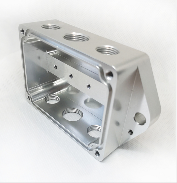 Profilo di materiale in alluminio per fusione di perforazione CNC personalizzata.
