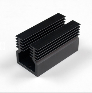 Profilo in alluminio con scanalatura per dissipatore di calore nero Estrusione di precisione personalizzata